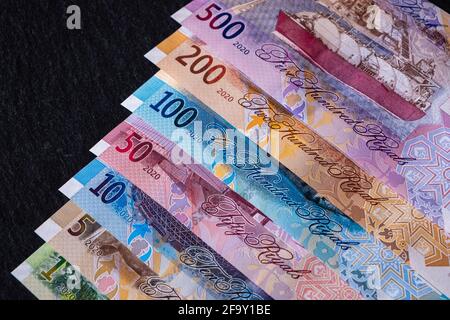 Neue katarische Riyal-Banknoten auf schwarzem Hintergrund Stockfoto