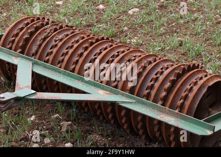 Teil und Detail der landwirtschaftlichen Scheibenegge, moderne Technologien in der Landwirtschaft Konzept Stockfoto