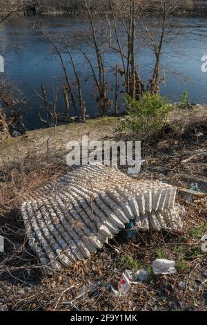 Alte Matratze wurde illegal in die Stadt geworfen. Stockfoto