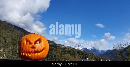 Der Kürbis für halloween mit den Dolomiten im geschnitzten Hintergrund Stockfoto
