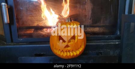 Kürbis geschnitzt für halloween mit dem Hintergrund Kamin Flammen Stockfoto