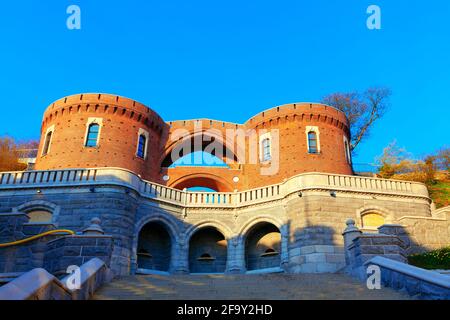 Mittelalterliche Backsteintürme mit Terrassentreppe in Helsingborg Schweden. Berühmte Architektur in Helsingborg Schweden Stockfoto