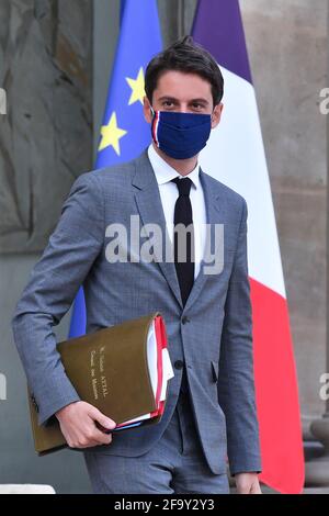 Gabriel Attal, Staatssekretär beim Premierminister und Regierungssprecher, entlässt am 21. April 2021 den Ministerrat im Élysée-Palast in Paris, Frankreich. (Foto von Lionel Urman/Sipa USA) Stockfoto