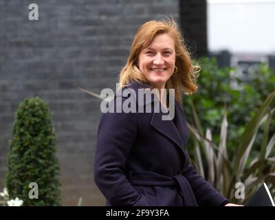 London, Großbritannien. April 2021. Allegra Stratton, die Pressesprecherin von Boris Johnson, in der Downing Street. Sie soll Boris Johnsons Sprecherin beim Klimagipfel Cop26 werden. Kredit: Mark Thomas/Alamy Live Nachrichten Stockfoto