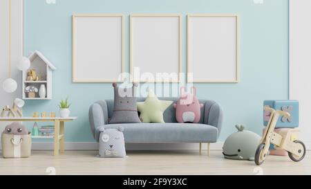 Blaues Sofa und Puppe, niedliche Kissen im eleganten Kinderzimmer mit Poster an der Wand.3d-Rendering Stockfoto