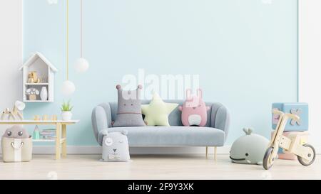 Blaues Sofa und Puppe, niedliche Kissen im eleganten Kinderzimmer mit Mockup Wall.3d-Rendering Stockfoto