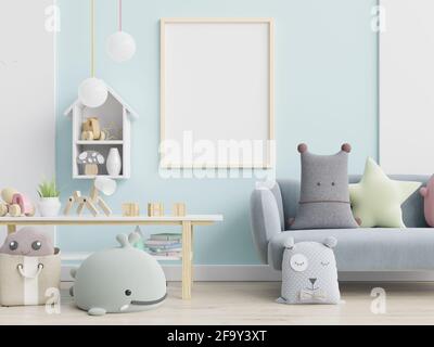 Blaues Sofa und Puppe, niedliche Kissen im eleganten Kinderzimmer mit Poster an der Wand.3d-Rendering Stockfoto