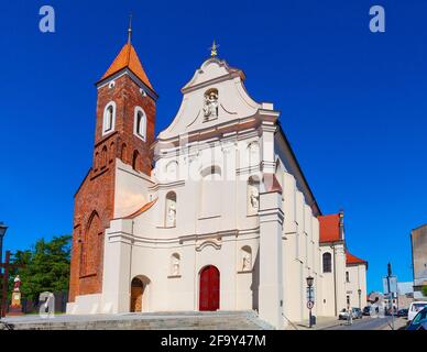 Gniezno, Polen - 1. Juli 2015: Mittelalterliche gotische Kirche Mariä Himmelfahrt in der Franciszkanska Straße in der Altstadt von Gniezno Stockfoto