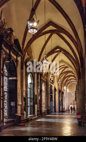 Gniezno, Polen - 1. Juli 2015: Gotischer Gang der Kathedrale von Gniezno mit Sarkophag und Sarg des Hl. Adalbert, SW. Wojciech, Märtyrer in der Altstadt Stockfoto