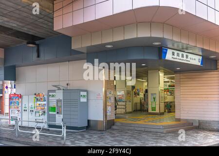 tokio, japan - 13 2020. november: Eingang des Higashi-mukojima-Bahnhofs im sumida-Bezirk von Tokio, wo die Sieben Glückspilz-Verwarter stehen Stockfoto