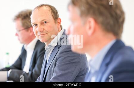 Freiberg, Deutschland. April 2021. Wolfram Günther (M, Grüne), Sachsens Umweltminister, sitzt bei einer Pressekonferenz beim Solarmodulhersteller Meyer Burger. Die Anlage soll hier ab dem 26. Mai offiziell eröffnet werden. Das sind fast genau zehn Jahre nach der Eröffnung der SolarWorld. Derzeit werden die Maschinen installiert und Produktionslinien vorbereitet. Das Schweizer Unternehmen hatte im vergangenen Jahr die Anlage des bankrotten Solarmodulherstellers SolarWorld in Freiberg übernommen. Quelle: Jan Woitas/dpa-Zentralbild/dpa/Alamy Live News Stockfoto