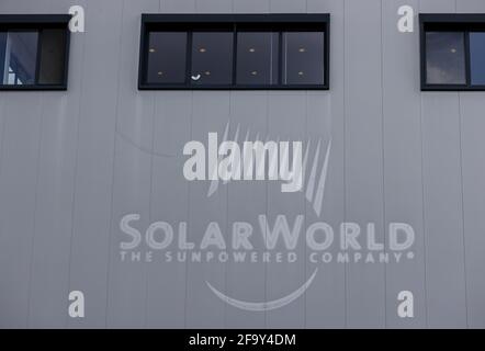 Freiberg, Deutschland. April 2021. Das verblasste Logo der SolarWorld ist noch heute am neuen Hauptsitz des Solarmodulherstellers Meyer Burger zu sehen. Die Anlage soll hier ab dem 26. Mai offiziell eröffnet werden. Das ist fast genau zehn Jahre nach der Eröffnung der SolarWorld. Derzeit werden Maschinen installiert und Produktionslinien vorbereitet. Das Schweizer Unternehmen hatte im vergangenen Jahr die Anlage des bankrotten Solarmodulherstellers SolarWorld in Freiberg übernommen. Quelle: Jan Woitas/dpa-Zentralbild/dpa/Alamy Live News Stockfoto