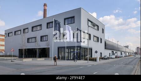 Freiberg, Deutschland. April 2021. Der neue Hauptsitz des Solarmodulherstellers Meyer Burger am traditionsreichen Standort. Die Anlage soll hier ab dem 26. Mai offiziell eröffnet werden. Das ist fast genau zehn Jahre nach der Eröffnung der SolarWorld. Derzeit werden Maschinen installiert und Produktionslinien vorbereitet. Das Schweizer Unternehmen hatte im vergangenen Jahr die Anlage des bankrotten Solarmodulherstellers SolarWorld in Freiberg übernommen. Quelle: Jan Woitas/dpa-Zentralbild/dpa/Alamy Live News Stockfoto