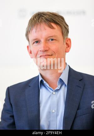 Freiberg, Deutschland. April 2021. Gunter Erfurt, CEO des Solarmodulherstellers Meyer Burger, sitzt in einer Pressekonferenz. Die Anlage soll hier ab dem 26. Mai offiziell eröffnet werden. Das ist fast genau zehn Jahre nach der Eröffnung der SolarWorld. Derzeit werden die Maschinen installiert und Produktionslinien vorbereitet. Das Schweizer Unternehmen hatte im vergangenen Jahr die Anlage des bankrotten Solarmodulherstellers SolarWorld in Freiberg übernommen. Quelle: Jan Woitas/dpa-Zentralbild/dpa/Alamy Live News Stockfoto