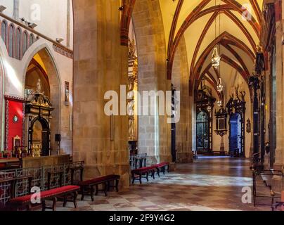 Gniezno, Polen - 1. Juli 2015: Gotischer Gang der Kathedrale von Gniezno mit Sarkophag und Sarg des Hl. Adalbert, SW. Wojciech, Märtyrer in der Altstadt Stockfoto