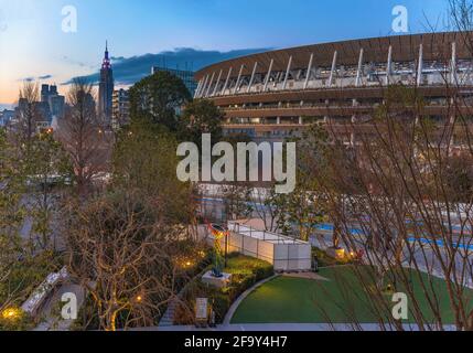 tokio, japan - 8 2021. februar: Blick auf den Olympischen Sportplatz in japan mit dem Olympiastadion von 2020 und dem NTT Docomo YoY Stockfoto