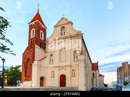 Gniezno, Polen - 1. Juli 2015: Mittelalterliche gotische Kirche Mariä Himmelfahrt in der Franciszkanska Straße in der Altstadt von Gniezno Stockfoto