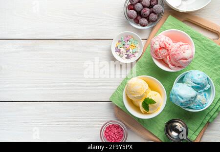 Obst-Eis von drei Arten auf einer Salatserviette auf weißem Hintergrund. Draufsicht, Kopierbereich. Stockfoto