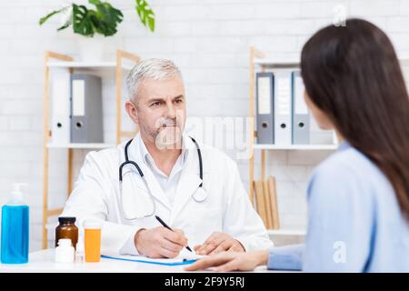 Regelmäßige Untersuchung in moderner Klinik, Hausarzt und Pharmazie Stockfoto