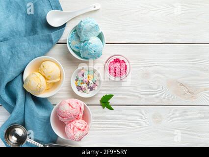 Eis von drei Sorten in weißen Tassen auf hellem Hintergrund. Cremiges Sommerdessert. Stockfoto