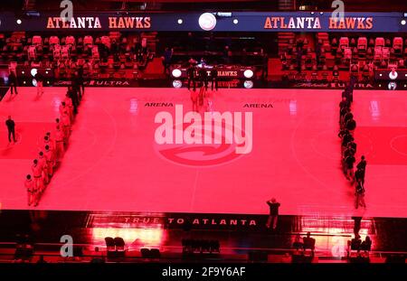 Atlanta, USA. April 2021. Die Atlanta Hawks und Orlando Magic beobachten die Schuldurteile im Derek-Chauvin-Prozess vor dem Spielbeginn in der State Farm Arena in Atlanta am Dienstag, dem 20. April 2021. (Foto von Curtis Compton/Atlanta Journal-Constitution/TNS/Sipa USA) Quelle: SIPA USA/Alamy Live News Stockfoto