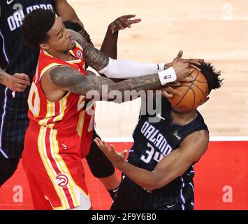 Atlanta, USA. April 2021. Wendell Carter Jr. von Orlando Magic, rechts, bekommt ein Gesicht voller Basketball, als er am Dienstag, den 20. April 2021, in der State Farm Arena in Atlanta gegen die Johns Collins der Atlanta Hawks um einen Rebound kämpft. (Foto von Curtis Compton/Atlanta Journal-Constitution/TNS/Sipa USA) Quelle: SIPA USA/Alamy Live News Stockfoto