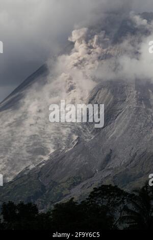 Yogyakarta. April 2021. Das am 21. April 2021 aufgenommene Foto zeigt, wie weißer Rauch vom Berg Merapi am Tunggul Arum im Bezirk Sleman, Yogyakarta, Indonesien, spuckt. Quelle: Priyo Utomo/Xinhua/Alamy Live News Stockfoto