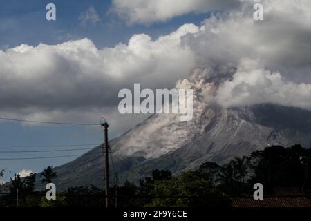 Yogyakarta. April 2021. Das am 21. April 2021 aufgenommene Foto zeigt, wie weißer Rauch vom Berg Merapi am Tunggul Arum im Bezirk Sleman, Yogyakarta, Indonesien, spuckt. Quelle: Priyo Utomo/Xinhua/Alamy Live News Stockfoto