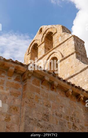 Aufnahme einer romanischen Einsiedelei von San Fagun in Los Barrios de Bureba, Spanien Stockfoto