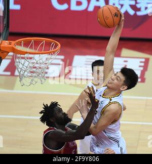 Zhuji, Chinas Provinz Zhejiang. April 2021. Zhu Rongzhen (oben) von Liaoning Flying Leopards dunks während des Halbfinalmatches zwischen den Zhejiang Golden Bulls und den Liaoning Flying Leopards in der Saison 2020-2021 der Liga der Chinesischen Basketballvereinigung (CBA) in Zhuji, der ostchinesischen Provinz Zhejiang, am 21. April 2021. Quelle: Sadat/Xinhua/Alamy Live News Stockfoto