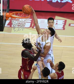 Zhuji, Chinas Provinz Zhejiang. April 2021. Zhu Rongzhen (C) von Liaoning Flying Leopards dunks während des Halbfinalmatches zwischen den Zhejiang Golden Bulls und den Liaoning Flying Leopards in der Saison 2020-2021 der Liga der Chinesischen Basketballvereinigung (CBA) in Zhuji, der ostchinesischen Provinz Zhejiang, am 21. April 2021. Quelle: Sadat/Xinhua/Alamy Live News Stockfoto