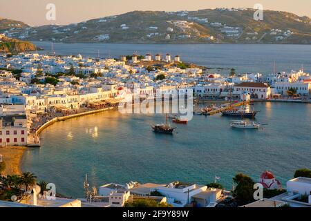 Inselhafen Mykonos mit Booten, Kykladen-Inseln, Griechenland Stockfoto