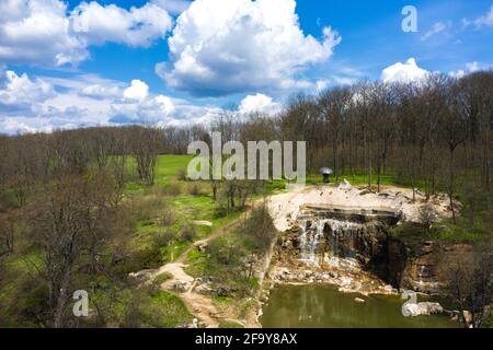 Wasserfall in der Landschaft Sophia Park, Uman, Ukraine Stockfoto