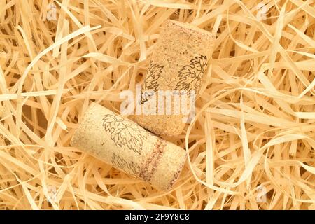 Zwei hellbraune Weinkorken auf Holzschnitzereien, Nahaufnahme, Draufsicht. Stockfoto