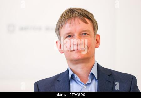 Freiberg, Deutschland. April 2021. Gunter Erfurt, CEO des Solarmodulherstellers Meyer Burger, sitzt in einer Pressekonferenz. Die Anlage soll hier ab dem 26. Mai offiziell eröffnet werden. Das ist fast genau zehn Jahre nach der Eröffnung der SolarWorld. Derzeit werden die Maschinen installiert und Produktionslinien vorbereitet. Das Schweizer Unternehmen hatte im vergangenen Jahr die Anlage des bankrotten Solarmodulherstellers SolarWorld in Freiberg übernommen. Quelle: Jan Woitas/dpa-Zentralbild/ZB/dpa/Alamy Live News Stockfoto