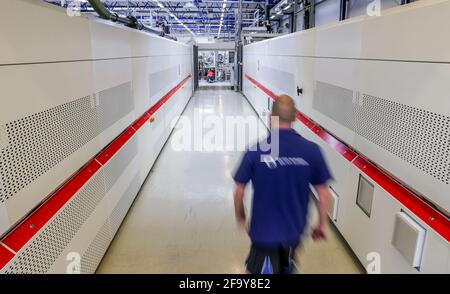 Freiberg, Deutschland. April 2021. Ein Mitarbeiter richtet die 12 Meter langen Laminatoren am neuen Hauptsitz des Solarmodulherstellers Meyer Burger ein. Die Anlage soll hier ab dem 26. Mai offiziell eröffnet werden. Das ist fast genau zehn Jahre nach der Eröffnung der SolarWorld. Derzeit werden Maschinen installiert und Produktionslinien vorbereitet. Das Schweizer Unternehmen hatte im vergangenen Jahr die Anlage des bankrotten Solarmodulherstellers SolarWorld in Freiberg übernommen. Quelle: Jan Woitas/dpa-Zentralbild/ZB/dpa/Alamy Live News Stockfoto