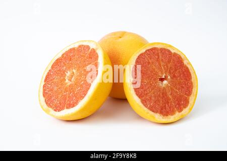 Zwei Hälften Grapefruit und eine ganze Grapefruit. Gesund und lecker. Stockfoto