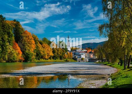 Bad Tolz - malerische Kurstadt in Bayern, Deutschland im Herbst und Isar Stockfoto