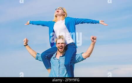 Seelenverwandte genießen gemeinsam die Freiheit. Verliebte Paare genießen die Freiheit an einem sonnigen Tag im Freien. Paar glücklich Datum Spaß zusammen. Freiheitskonzept. Mann trägt Stockfoto