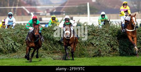 RACING AINTREE 2. TAG 5/5/2002 MARTELL TOPHAM CHASE SIEGER SEINE ZEIT FÜR EINE VERÄNDERUNG (LINKS) ÜBER DAS LETZTE BILD DAVID ASHDOWN.RACING AINTREE Stockfoto