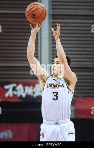 Zhuji, Chinas Provinz Zhejiang. April 2021. Zhao Jiwei von Liaoning Flying Leopards schießt während des Halbfinalmatches zwischen den Zhejiang Golden Bulls und den Liaoning Flying Leopards in der Saison 2020-2021 der Liga der Chinesischen Basketballvereinigung (CBA) in Zhuji, der ostchinesischen Provinz Zhejiang, am 21. April 2021. Quelle: Jiang Han/Xinhua/Alamy Live News Stockfoto