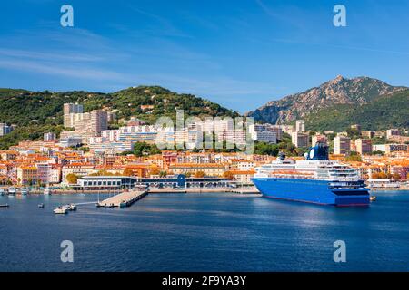 Ajacio, Korsika, Frankreich Küstenorte Skyline am Mittelmeer. Stockfoto