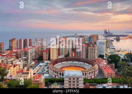 Málaga, Spanien, dämmert in der Dämmerung die Skyline zum Mittelmeer. Stockfoto
