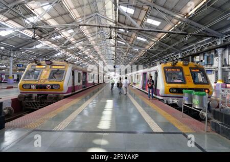 Verlassene Chhatrapati Shivaji Maharaj Terminus CSMT (VT) Station aufgrund der zweiten Sperre in Mumbai zur Kontrolle der Corona-Pandemie. Stockfoto