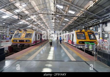 Verlassene Chhatrapati Shivaji Maharaj Terminus CSMT (VT) Station aufgrund der zweiten Sperre in Mumbai zur Kontrolle der Corona-Pandemie. Stockfoto