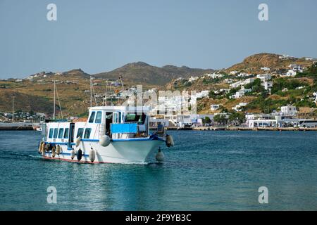 Boot im Hafen von Chora Stadt auf Mykonos Insel, Griechenland Stockfoto