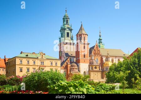 Die Kathedrale St. Stanislaus und Wenzel (Po. Bazylika archikatedralna W. Stanisława i św. Wacława) ist die erzkathedralkirche der Kraków Stockfoto