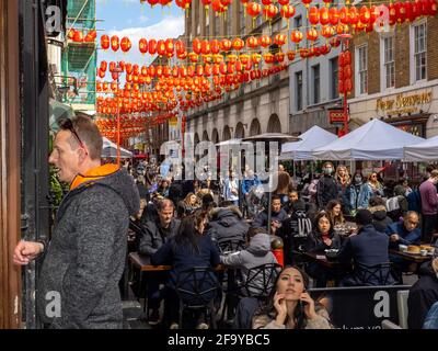 Trinker und Diner in Chinatown genießen die nach der Aussperrung freiheitlichen Gastfreundlichkeit am Freitag, 16. April 2021. Stockfoto