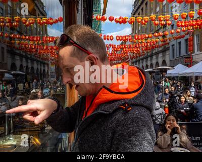Trinker und Diner in Chinatown genießen die nach der Aussperrung freiheitlichen Gastfreundlichkeit am Freitag, 16. April 2021. Stockfoto