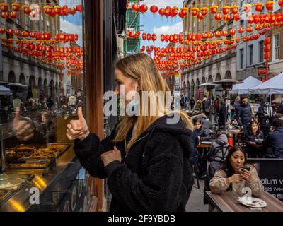 Trinker und Diner in Chinatown genießen die nach der Aussperrung freiheitlichen Gastfreundlichkeit am Freitag, 16. April 2021. Stockfoto